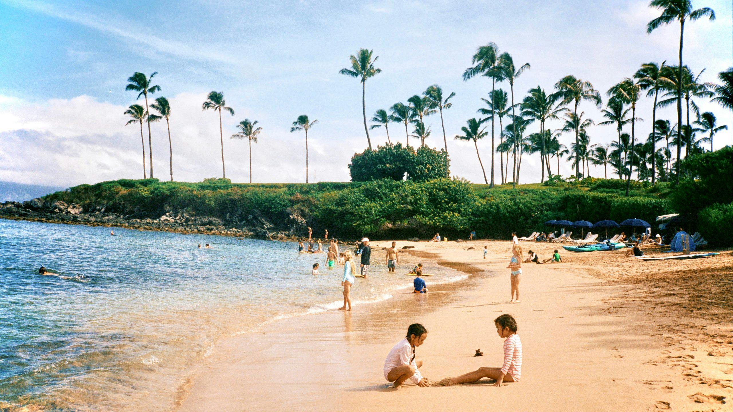 Children planing in the beaches of Maui, Hawaii captured on a Contact T3 by Natalie Carrasco