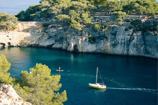 Content image of a boat in blue water on the CPL filter with quick lock technology.